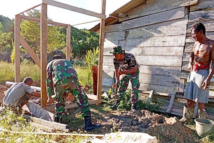 Bangun MCK, Semangat Gotong Royong Satgas TMMD ke 126 Kodim 1013 Muara Teweh dan Masyarakat Desa Jamut