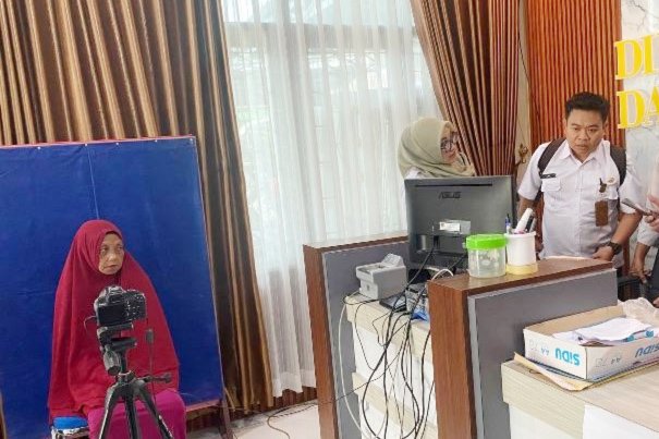 Disdukcapil Bersama Dinsos PDM Barut Lakukan Pengecekan Biometrik Terhadap Penduduk Terlantar Tanpa Identitas