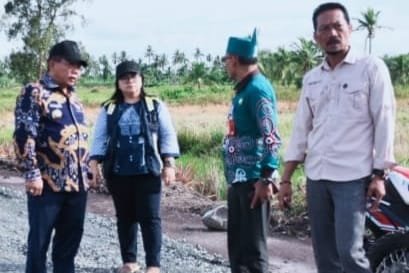 Bupati Kapuas Tinjau Progres Rekonstruksi Jalan di Kecamatan Bataguh dan Tamban Catur