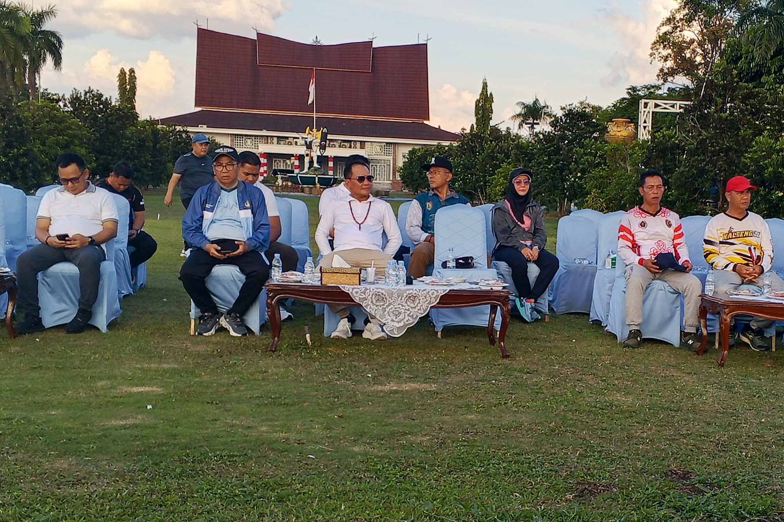 Usai Jogging Sore, Gubernur Dialog Santai Bersama Para Jurnalis