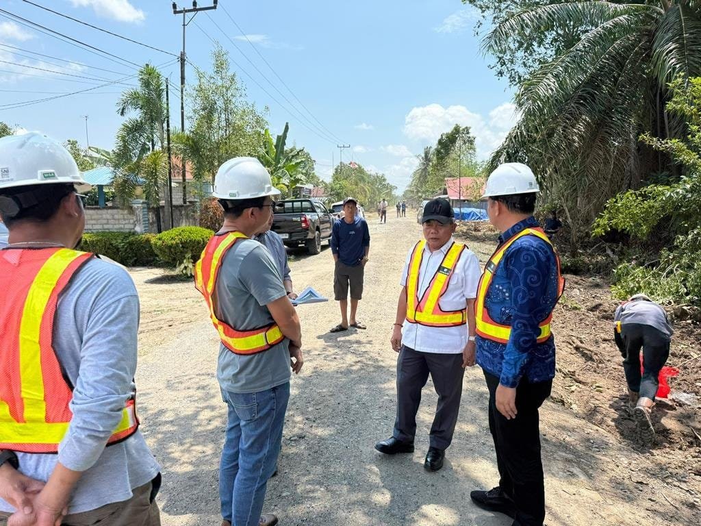 Bupati Kapuas Tinjau Progres Rekonstruksi Jalan di Kecamatan Tamban Catur