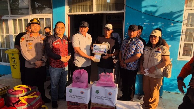 Pemkab Kapuas Serahkan Bantuan bagi Korban Terdampak Bencana