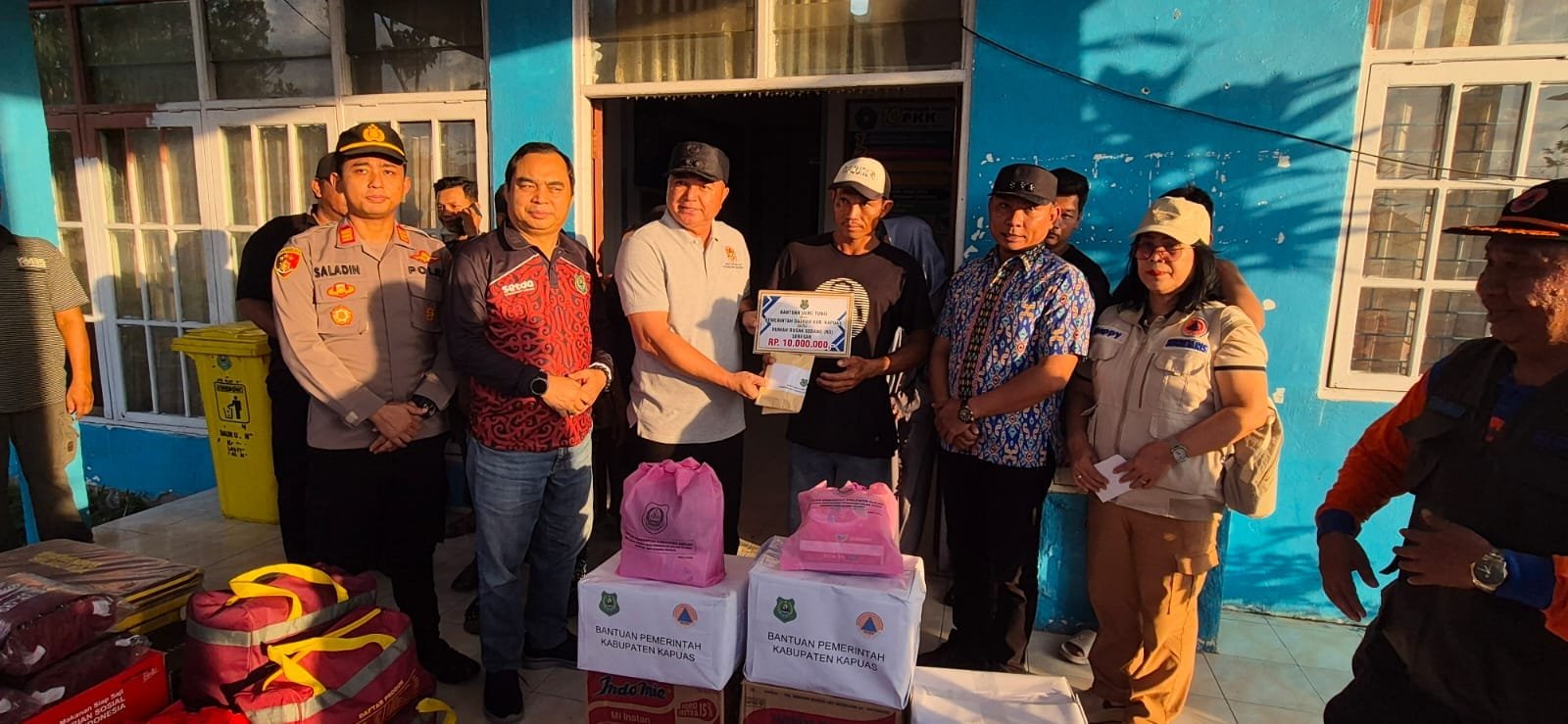 Pemkab Kapuas Serahkan Bantuan bagi Korban Terdampak Bencana