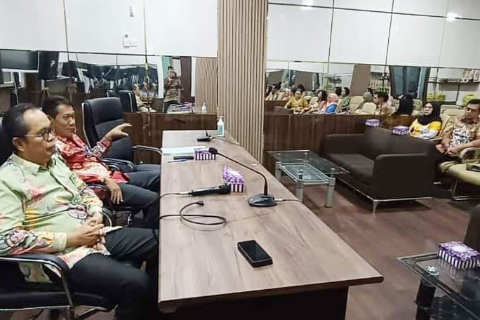 Persiapan HUT ARSADA ke-25, Direktur RSUD dr. H. Soemarno Sosroatmodjo Pimpin Rapat Manajemen