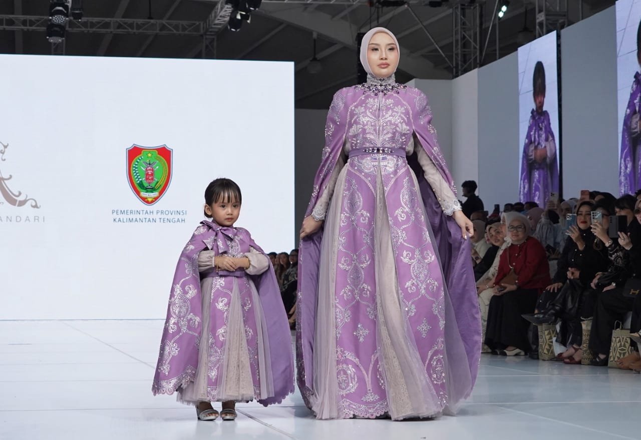 Wastra Kalteng Tampil Memukau di Jakarta Fashion Week 2026
