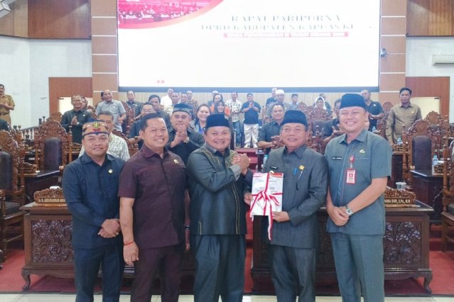 Rapat Paripurna DPRD, Bupati Kapuas Sampaikan Nota Keuangan RAPBD Tahun Anggaran 2026