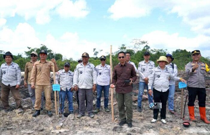 Asisten I Setda Mura Lakukan Penanaman Jagung Hibrida di Desa Bahitom