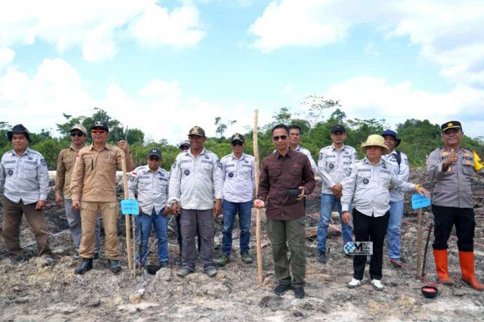 Asisten I Setda Mura Lakukan Penanaman Jagung Hibrida di Desa Bahitom