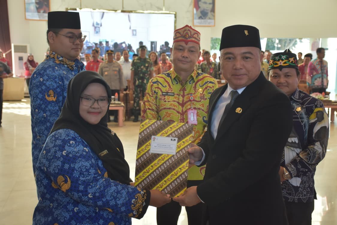 Hadiri Pelantikan Pejabat Fungsional dan Penyerahan SK PPPK, Ini Harapan Ketua DPRD Kapuas