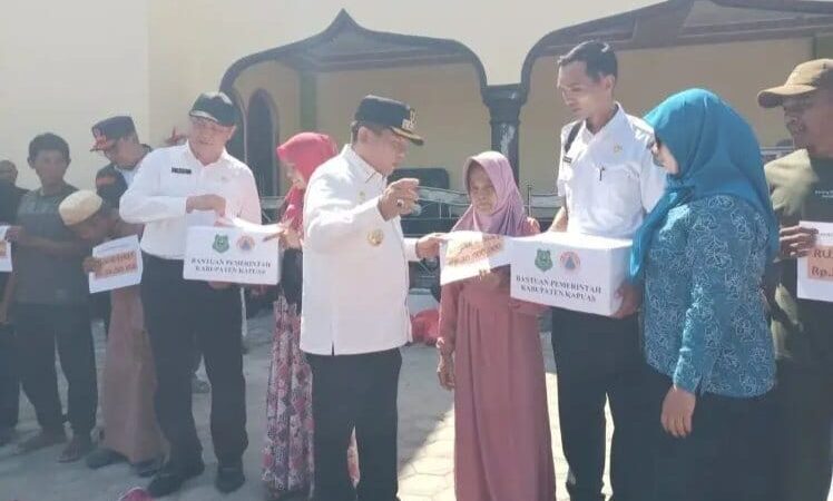 Bupati Kapuas Serahkan Bantuan untuk Korban Kebakaran di Desa Pulau Kupang