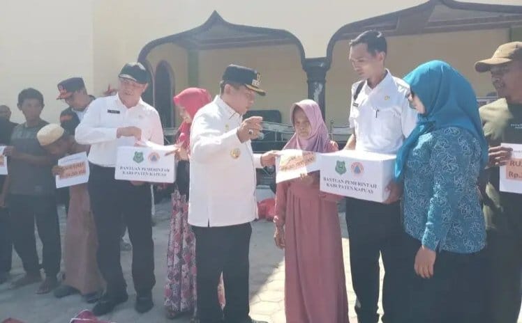 Bupati Kapuas Serahkan Bantuan untuk Korban Kebakaran di Desa Pulau Kupang